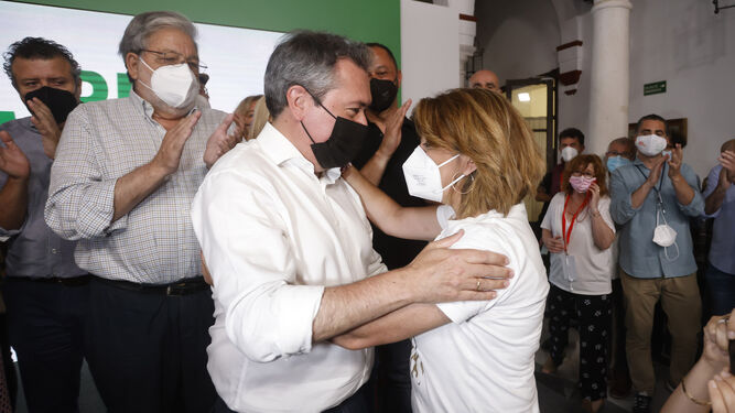 Juan Espadas y Susana Díaz se saludan en la sede del PSOE-A.