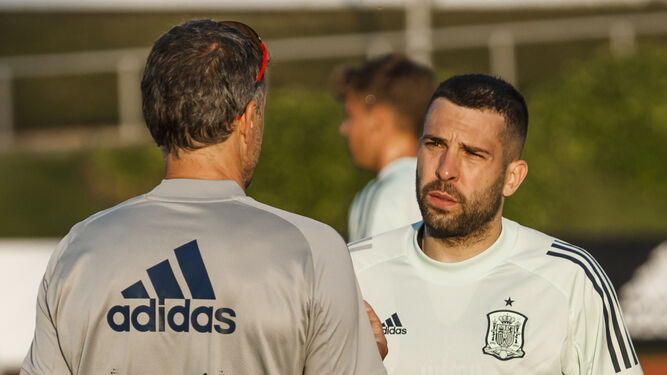 Jordi Alba conversa con Luis Enrique en un entrenamiento.