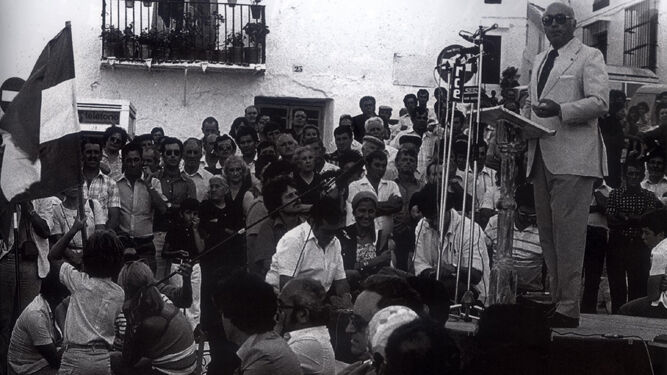 El ministro para las Regiones interviene en el homenaje a Blas Infante, Padre de la Patria andaluza, en su pueblo natal, Casares, en agosto de 1979.