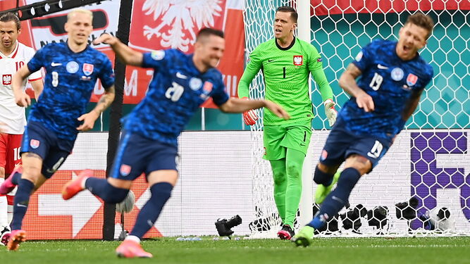 El guardameta Szczesny se lamenta tras anotar en propia puerta el primer gol del encuentro.