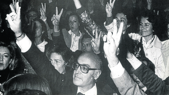 Manuel Clavero celebra, junto a muchos andaluces, la victoria del sí en el referéndum del 28-F, en el Casino de la Exposición de Sevilla.