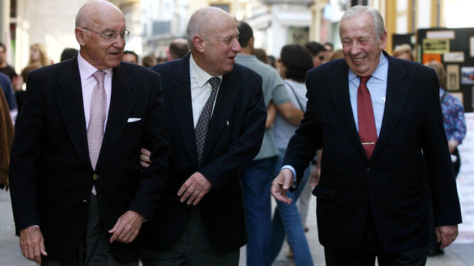 Manuel Clavero con Manuel Losada y Manuel Olivencia juntos cuando el Ateneo de Sevilla los hizo en abril de 2007 socios de honor.
