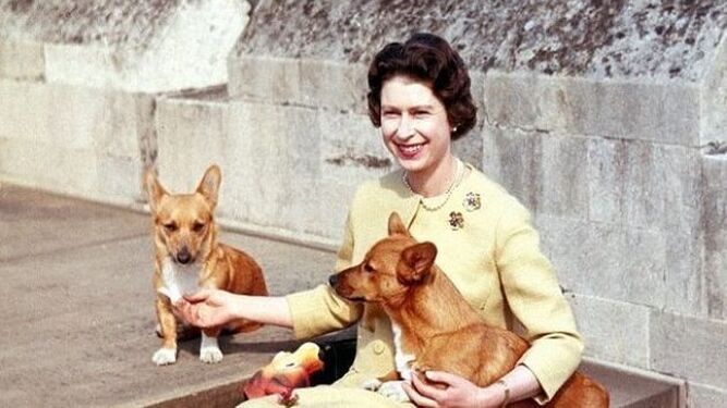 Isabel II en una imagen en los años 60 con sus corgis