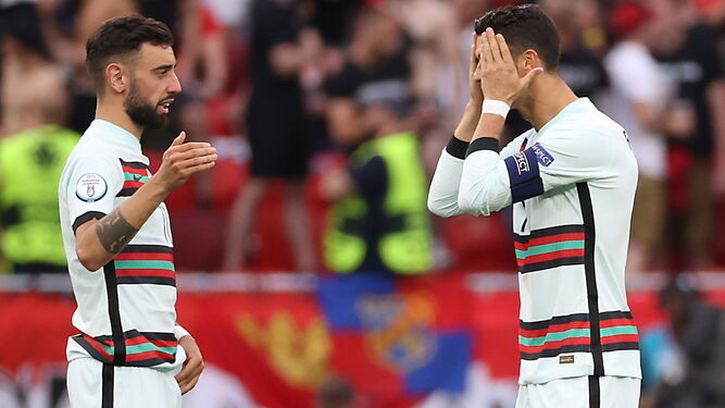 Bruno Fernandes y Cristiano Ronaldo hacen un gesto durante la goleada a Hungría.