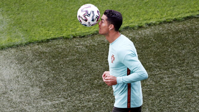 Cristiano Ronaldo se entrena en Budapest en vísperas de su debut en la Eurocopa.