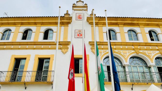 Banderas a media asta en el Ayuntamiento de Dos Hermanas, en señal de duelo por el fallecimiento de Clavero Arévalo.