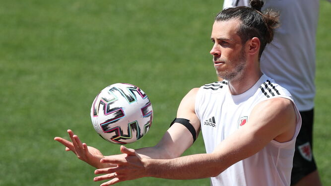 Gareth Bale en el entrenamiento con Gales