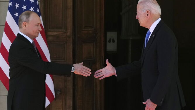 Los presidentes de Rusia, Vladimir Putin, y de EEUU, Joe Biden, se saludan antes de la cordial cumbre celebrada este miércoles en Ginebra.