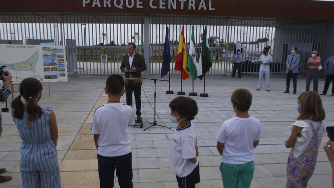 Varios de los niños que han participado en la inauguración del parque, durante la intervención del alcalde de Mairena del Aljarafe, Antonio Conde.