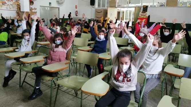 Alumnado del colegio San Ignacio de Cádiz en clase con mascarilla.