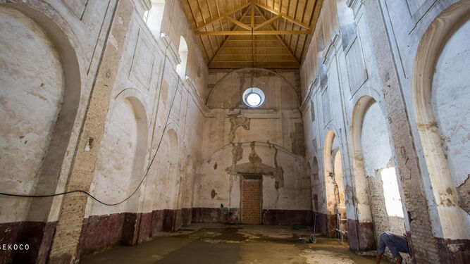 La antigua iglesia de San Laureano con la cubierta renovada en el año 2020.