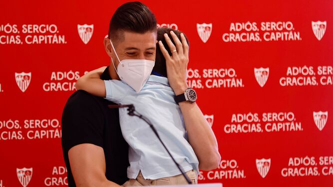 Escudero se abraza a su hijo desde el atril tras pronunciar su discurso.