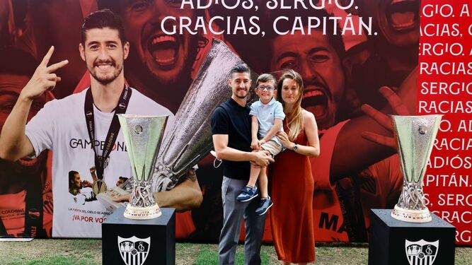 Escudero posa junto a su esposa y su hijo entre las dos Europa Leagues que ganó.