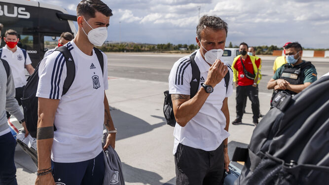 Morata, junto a Luis Enrique en el aeropuerto de Sevilla.