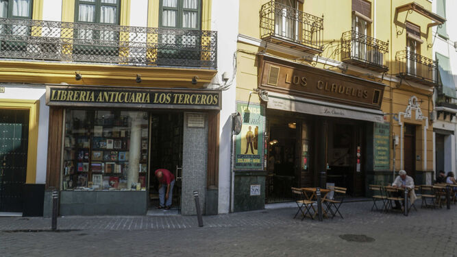Dos negocios tradicionales en la Plaza de los Terceros, la librería anticuaria Los Terceros y el bar Los Claveles.