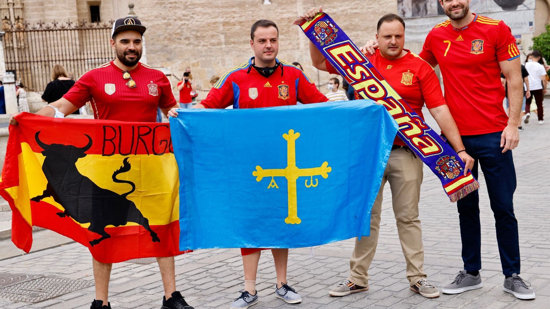 La convivencia entre las aficiones de Espa&ntilde;a y Polonia en Sevilla por la Eurocopa