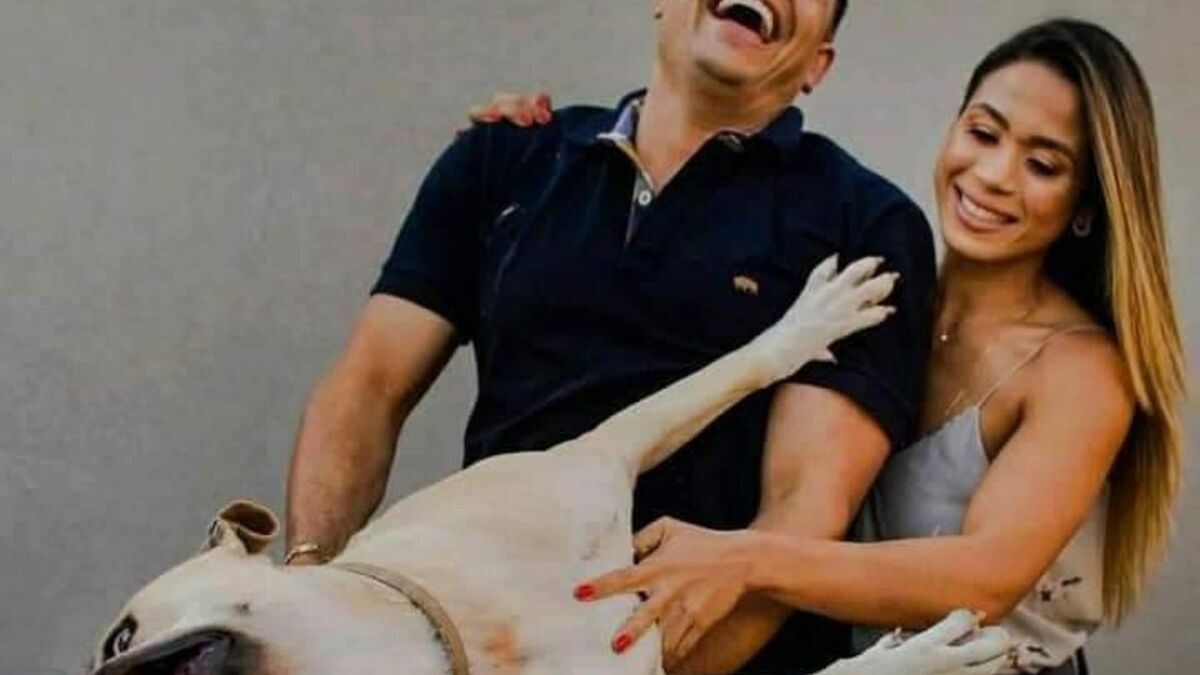 La divertida sesión de fotos de una pareja con su perro que te sacará unas  risas