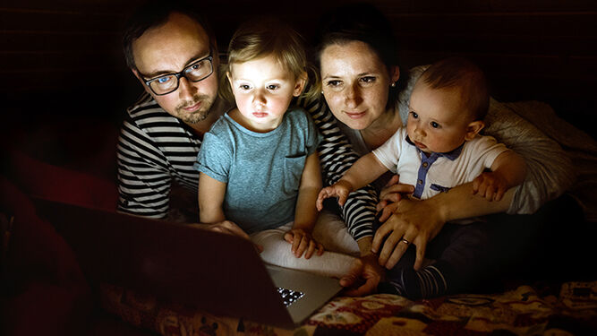 Familia conectada a Internet.