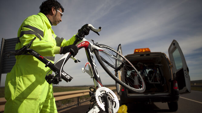 Un operario retira una bicicleta tras un accidente, en una imagen de archivo.