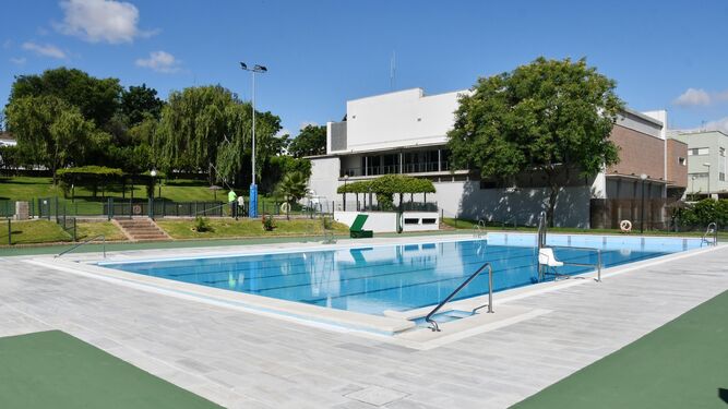 Instalaciones de la piscina municipal de Tomares.
