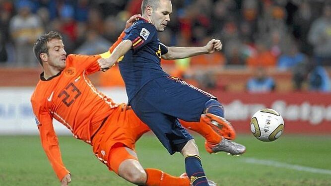 Imagen en la que Iniesta se dispone a lanzar ante Van der Vaart