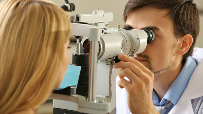 Un óptico-optometrista realiza un examen visual