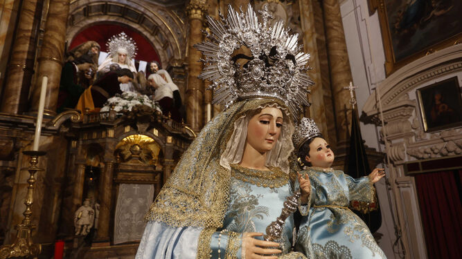 La recién restaurada Virgen de la Paz ante el misterio de la Mortaja.