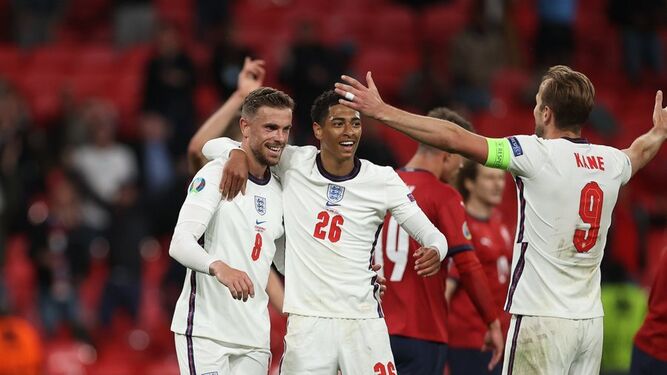 Los jugadores ingleses celebran una victoria en la Eurocopa.