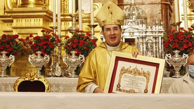 Monseñor Asenjo recibe el título de hermano mayor honorario del Gran Poder.