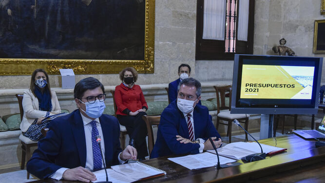 Álvaro Pimentel interviene el pasado enero en la presentación del presupuesto de la ciudad para este año ante la mirada de Juan Espadas.