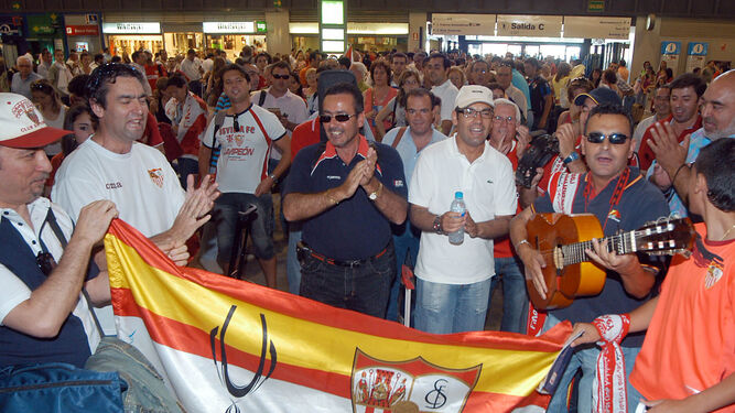 Aficionados cantando sevillanas en el aeropuerto de San Pablo.
