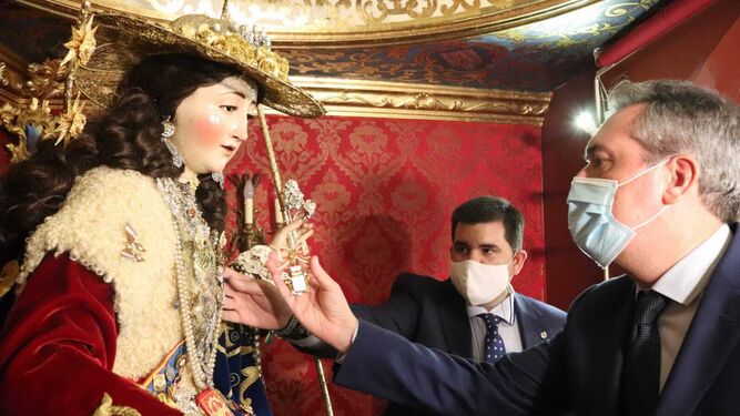 Juan Espadas le coloca a la Divina Pastora de Santa Marina la Medalla de la Ciudad de Sevilla