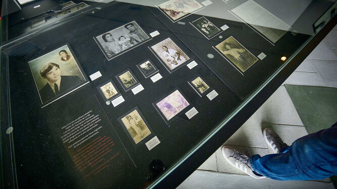 Fotos familiares de Camarón expuestas en el Museo.