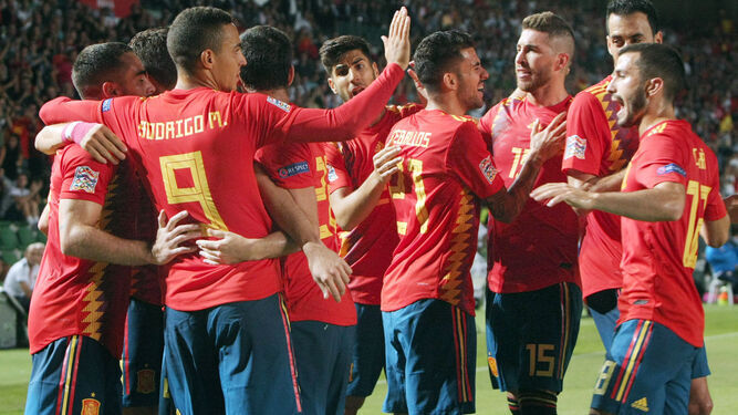 Los jugadores de la selección celebran un gol de Saúl Ñíguez contra Croacia en el último enfrentamiento en Elche.