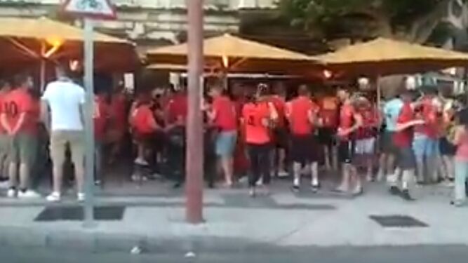La Policía Local disuelve una aglomeración de aficionados belgas y precinta un bar