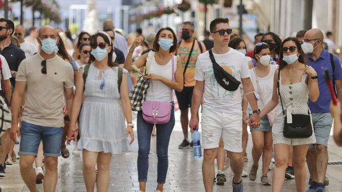 Personas paseando ayer por la calle Larios de Málaga.