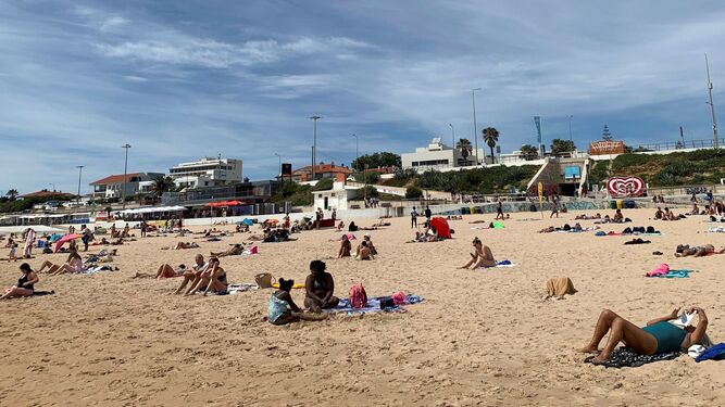 Los visitantes a las playas de Portugal guardan las distancias de seguridad.