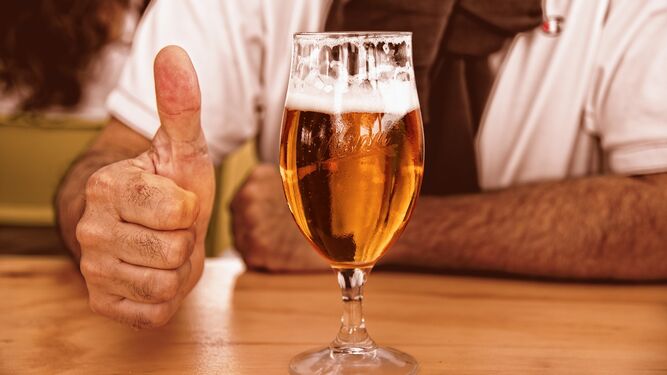 La cerveza es de las bebidas alcohólicas que menos calorías contienen