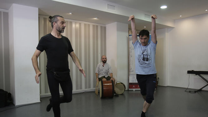 Andrés Marín y Jon Maya ensayando juntos en el estudio del bailaor sevillano.