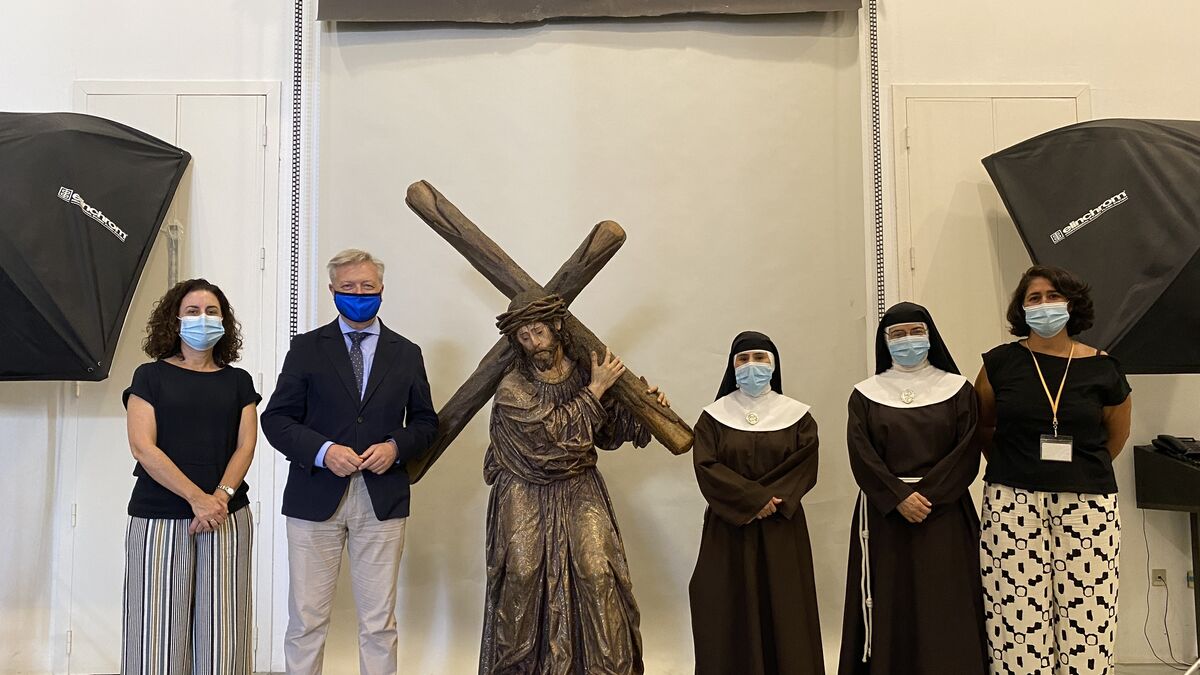 Los responsables del IAPH y las representantes de las clarisas junto a la imagen de Jesús del Perdón.