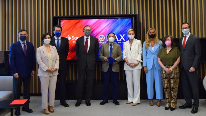 Foto de familia tras la firma del acuerdo entre Banco Santander y UAX.
