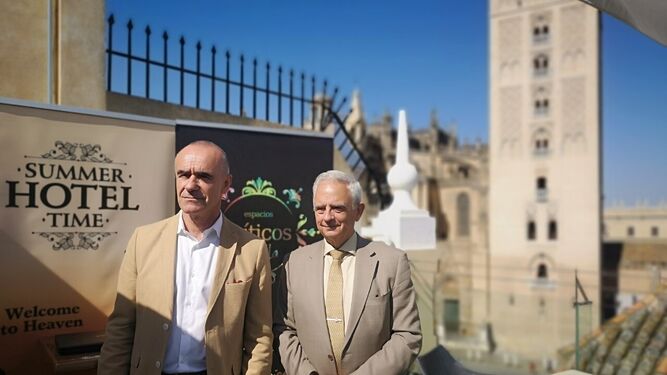 Antonio Muñoz, delegado municipal de Turismo, y Manuel Cornax, presidente de los hoteleros de Sevilla, durante la presentación de la campaña para atraer turistas este verano.