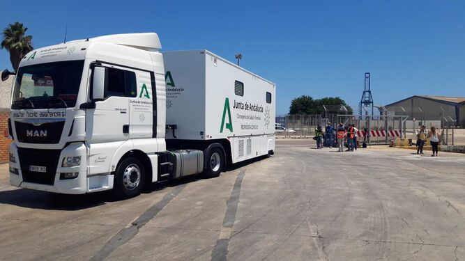La unidad móvil de la Junta de Andalucía espera a los jóvenes en el Puerto de Valencia