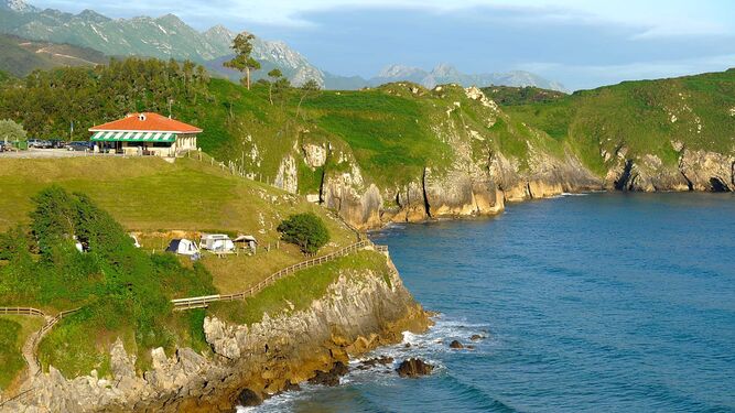 El Camping La Paz, en la localidad asturiana de Llanes, está próximo al sendero agrícola hasta la playa de Gulpiyuri.