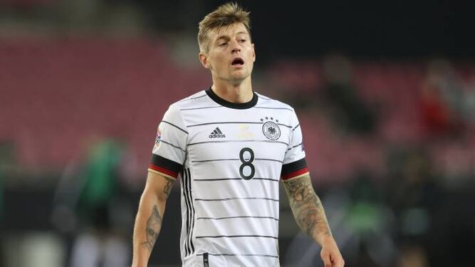 Toni Kroos en un partido con la selección alemana