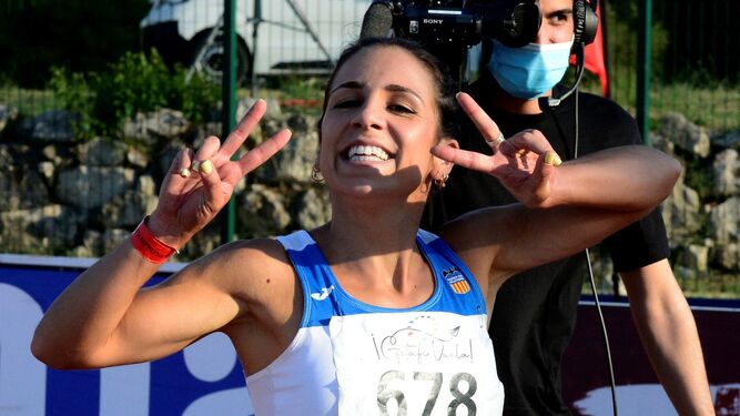 Maribel Pérez celebra el título nacional de los 100 metros conquistado en Getafe.