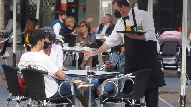 Un camarero atiende a sus clientes en un bar de Córdoba