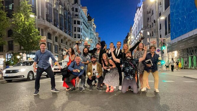 Foto de los miembros de MarujaLimon  con los galardones en la Gran Vía de Madrid.