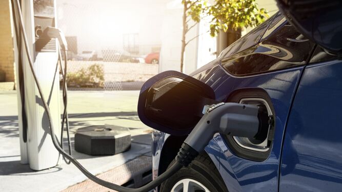 Las ventas de vehículos eléctricos, híbridos y de gas suben un 127% en junio