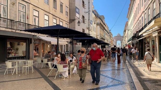 Una céntrica calle comercial de Lisboa.
